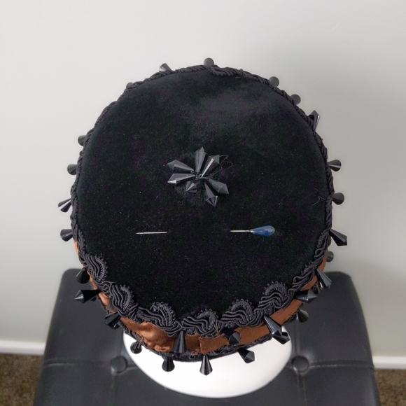 Vintage Cotillion France Cooper Satin Black Velvet Beaded Art Deco Pillbox Hat - Picture 7 of 7